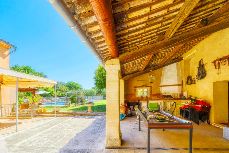 French property for sale in Maubec, Vaucluse - €1,800,000 - photo 10