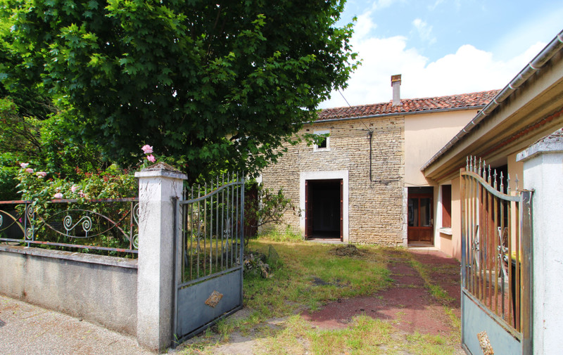 Maison à vendre à Longré, Charente - 64.600 € - photo 1