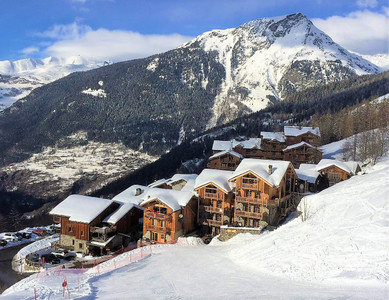 Hôtel dans la station de ski de Sainte Foy, neuf chambres, restaurant, deux appartements séparés, parking.