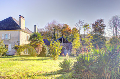 CHARMING VILLAGE MAISON-DE-MAÎTRE + BARNS + GROUNDS WITH STREAM + IDEAL B&B, GÎTES, GÎTE D'ÉTAPE + PAU 20 MINS