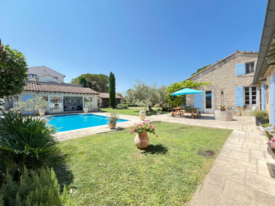 Superb mas, 10 minutes stroll to the centre of St Rémy, with 4 bedrooms, large pool and delightful garden