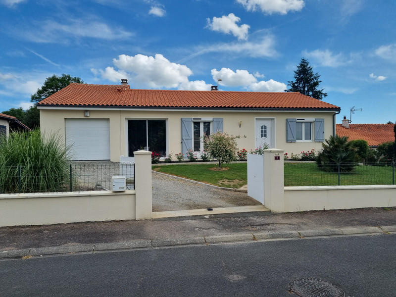 Maison à vendre à Brillac, Charente - 194.400 € - photo 1