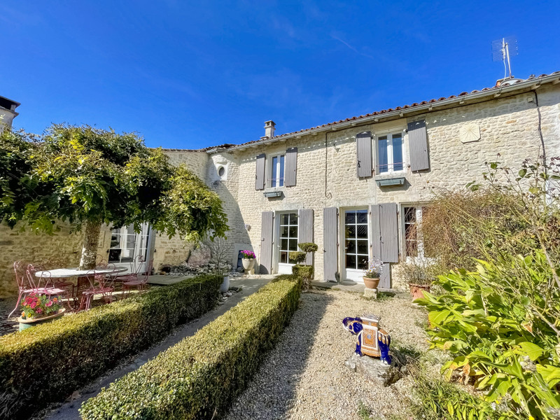 Maison à vendre à Val-d'Auge, Charente - 235 400 € - photo 1