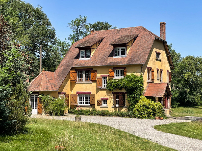 Maison à vendre à Peyrat-de-Bellac, Haute-Vienne - 310 000 € - photo 1