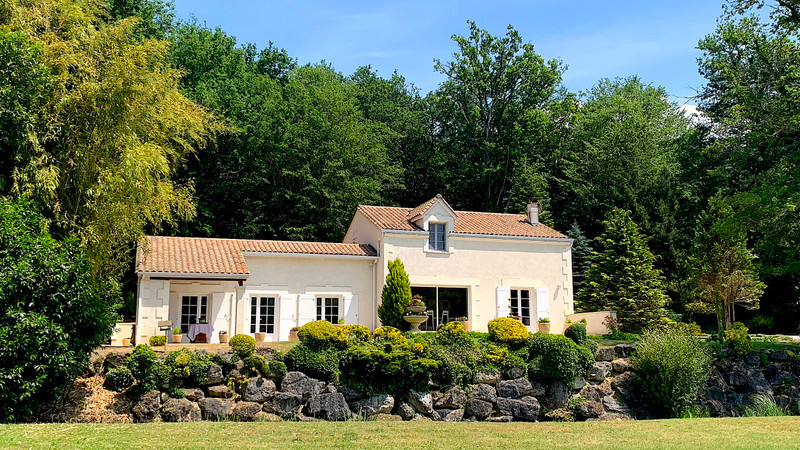 Maison à vendre à Rougnac, Charente - 521 600 € - photo 1