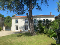Maison à vendre à Saint-Même-les-Carrières, Charente - 372.500 € - photo 1