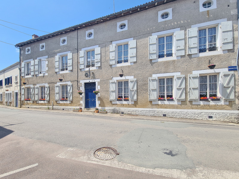Maison à vendre à Champagne-Mouton, Charente - 439 950 € - photo 1