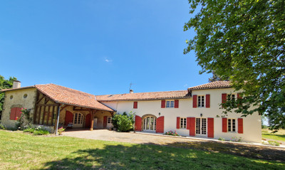 In a peaceful haven, 10 min from Villeneuve de Marsan, a stunning 450m² house with 8 bedrooms on 5 ha of land