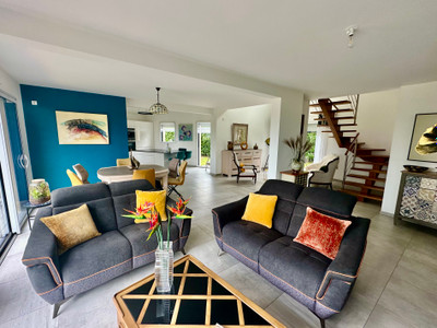 Paimpol. Exceptional Modern House Facing the Sea. 150m to the beach. Amazing sea view. Close to town centre.