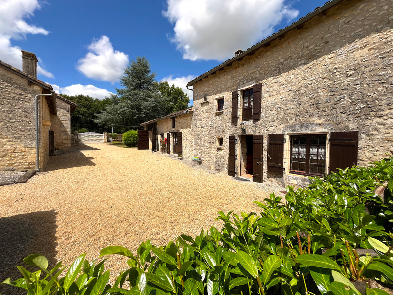Maison à vendre à Grassac, Charente - 299.600 € - photo 1