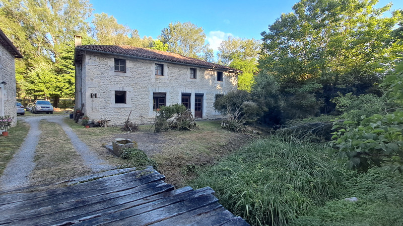 French property for sale in Gurat, Charente - €299,600 - photo 0