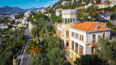 Fabuleuse villa historique construite en 1870, perchée sur le plateau du Mont Boron