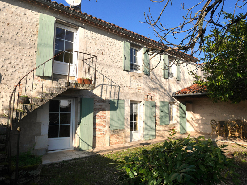 Maison à vendre à Montmoreau, Charente - 195 652 € - photo 1