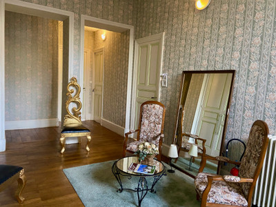 Maison de famille. Manoir de 1897 style art nouveau de 597m2 sur 1,7ha. Piscine. 5 chalets. A 1h de Lyon. 