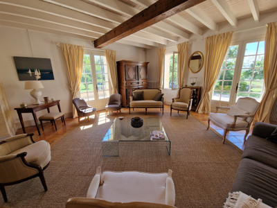 Maison de 5 chambres magnifiquement restaurée à la périphérie de Coutras,  avec piscine et très belle vue.