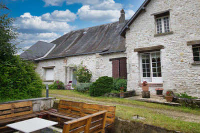 In the heart of the town Former 12th century mill close to Chambord
with all shops within walking distance
360