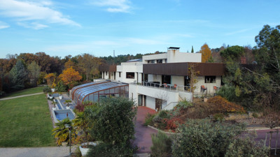 Splendid architect-designed house, guest house, covered heated pool in 1 ha. 5 minutes from Périgueux centre.