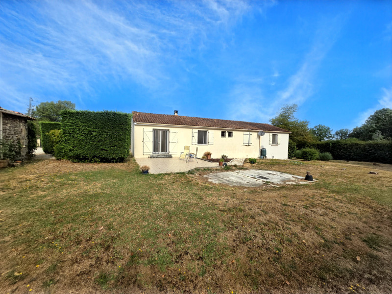 French property for sale in Vouzan, Charente - €266,000 - photo 1