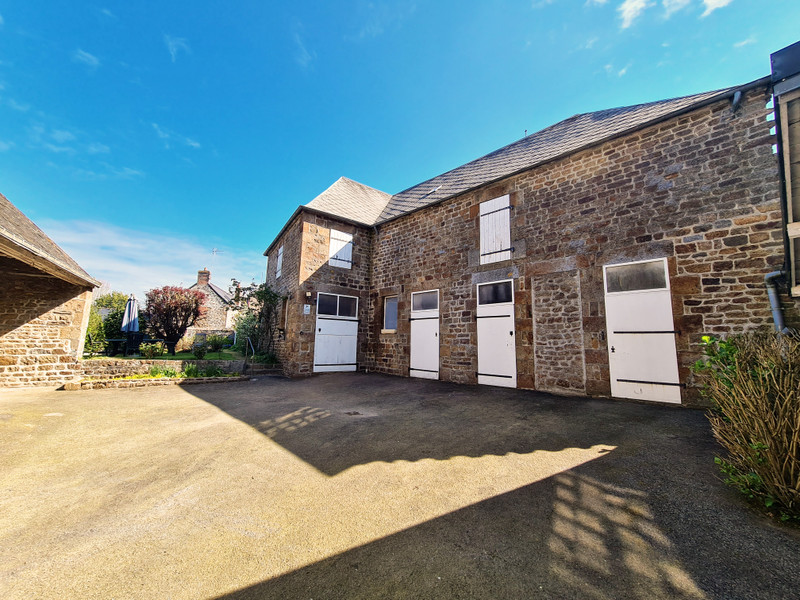 House for sale in Gorron Mayenne Handsome property with business