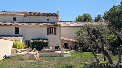 Isle/Sorgue: Property with an apartment, 2 gîtes, 3 jacuzzis, and a swimming pool, all with excellent income.