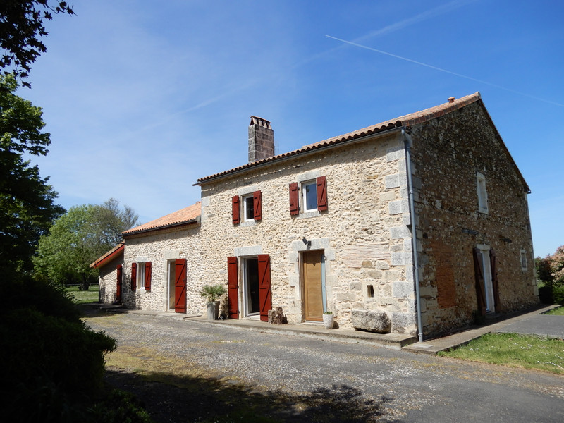Maison à vendre à Cherves-Châtelars, Charente - 424 000 € - photo 1