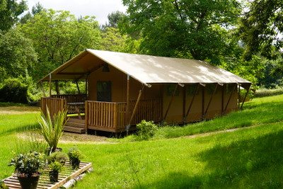 Domaine with two houses, a pool, and four deluxe safari tents. Huge business opportunity.