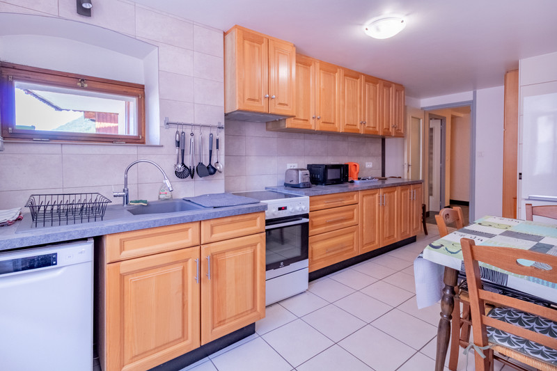 Ski property for sale in Courchevel Le Praz - €2,105,000 - photo 2