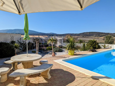 Superbe villa de 3/4 chambres avec piscine et des vues imprenables dans le Sud de la France