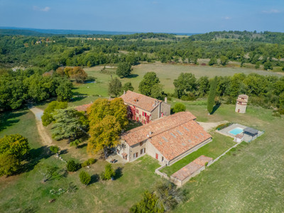 Fabuleux domaine au cœur de la Provence avec 52 hectares, bastide, gite, appartement, nombreuses dépendances