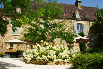 Authentic, sophisticated 7-bedroom property with swimming pool and pretty gardens near Sarlat