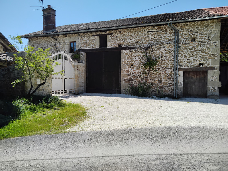 Maison à vendre à Verneuil, Charente - 339 200 € - photo 1