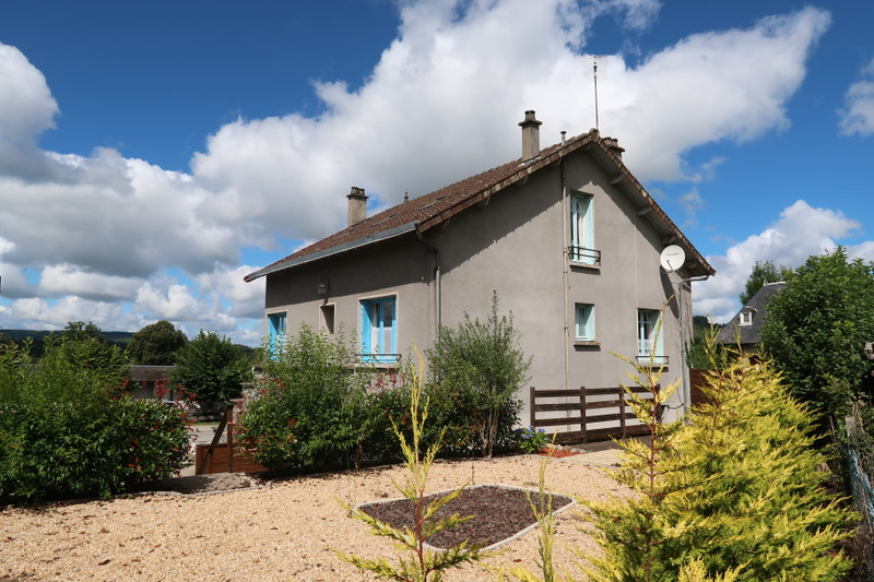 House in PeyratleChâteau HauteVienne Renovated detached 3/4 bedroom village property in