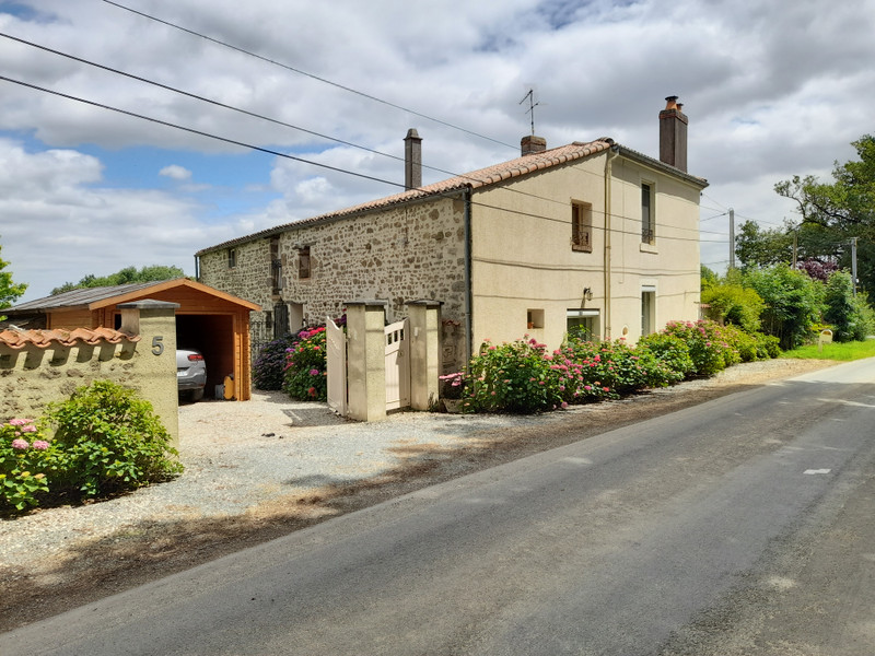 French property for sale in Saint-Cyr-des-Gâts, Vendée - &#8364;371,000 - photo 2