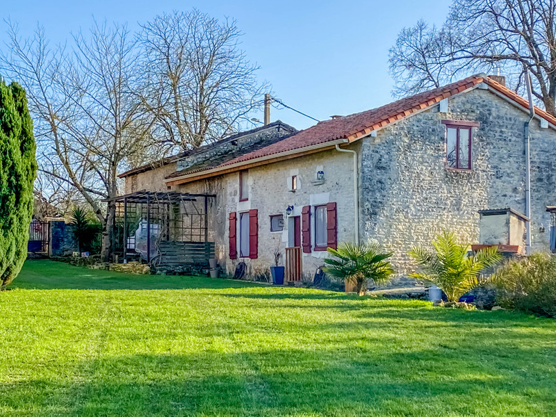 Maison à vendre à Val-de-Bonnieure, Charente - 263 119 € - photo 1