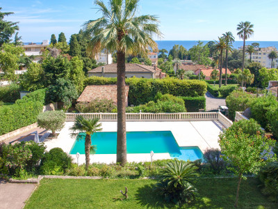 Cannes - Magnificent, renovated stone house inside a secure residential domain near the sea and old town of Cannes. This house has everything you need in a calm but yet well located setting.