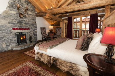 Hotel for sale in Sainte Foy Ski Station, nine bedrooms, restaurant, two separate apartments, private parking.