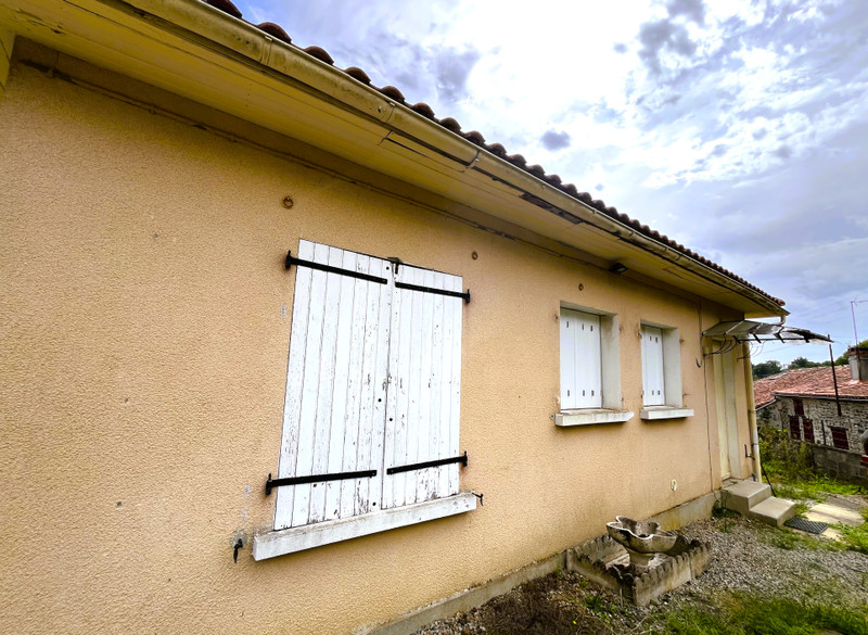 French property for sale in Abzac, Charente - €59,500 - photo 2