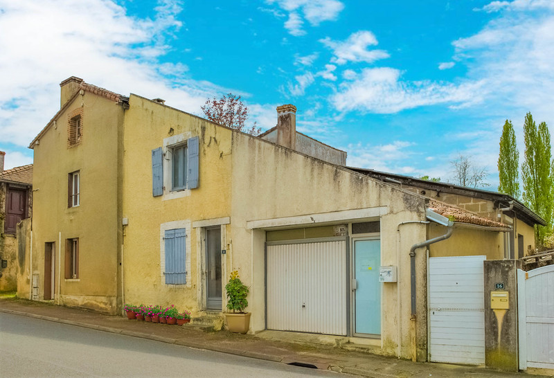 Maison à vendre à Lathus-Saint-Rémy, Vienne - 68 600 € - photo 1