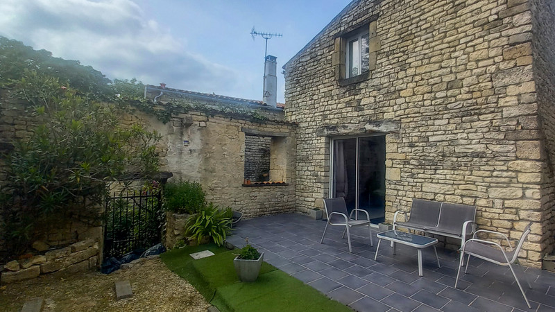 Maison à vendre à Dampierre-sur-Boutonne, Charente-Maritime - 96.300 € - photo 1