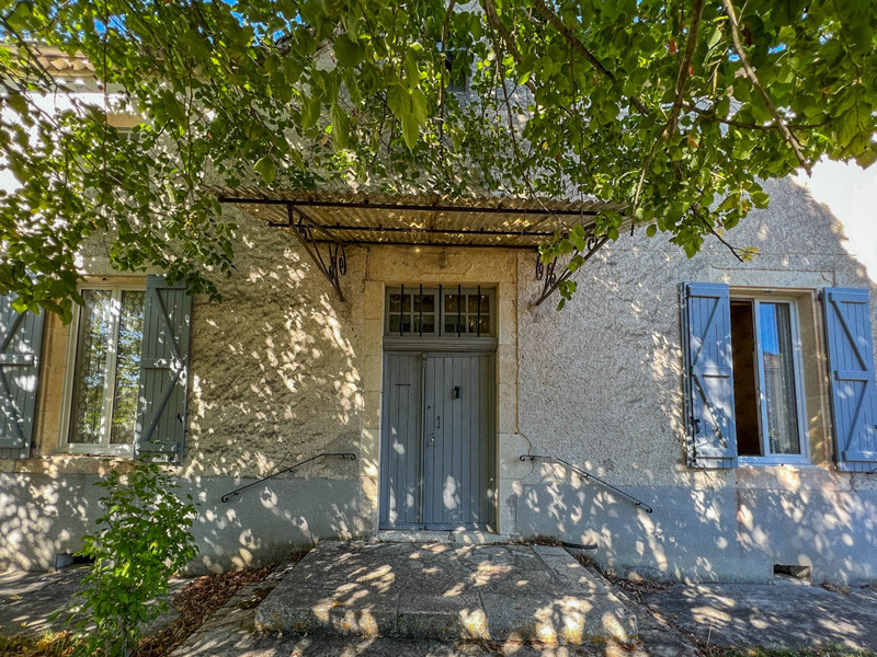 House for sale in MontcuqenQuercyBlanc Lot Stone village house to be renovated, 2 large