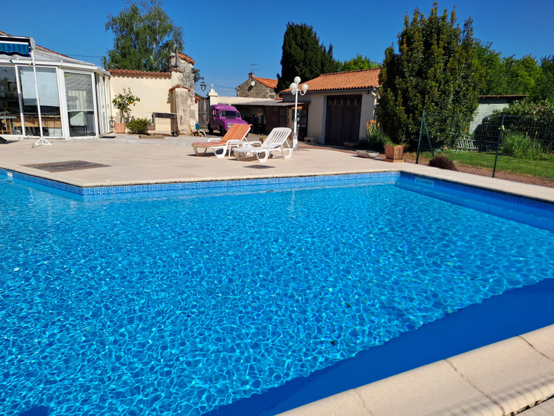 French property for sale in Fontenay-le-Comte, Vendée - €370,000 - photo 1