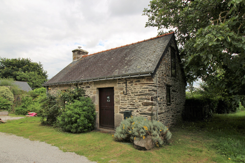 House for sale in Cléguérec Morbihan Charming little stone house
