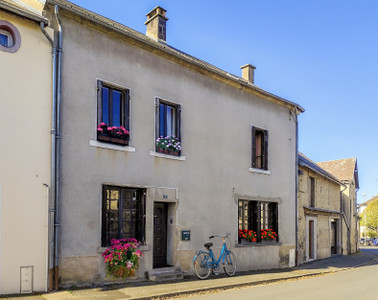 Maison à vendre à Saint-Gervais-d'Auvergne, Puy-de-Dôme, Auvergne, avec Leggett Immobilier