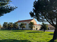 Propriété à vendre à Sainte-Flaive-des-Loups, Vendée - 735 000 € - photo n°1