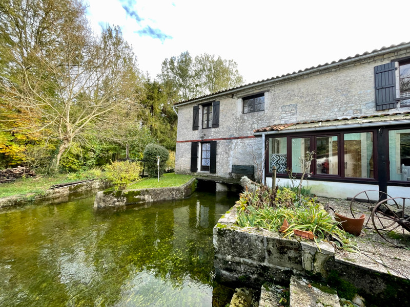 French property for sale in Saint-Fraigne, Charente - €551,200 - photo 2
