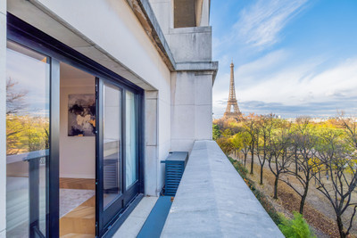 Luxury 4-bed modern flat with balconies overlooking the CHAMP DE MARS | 2024 high-end renovation | Turnkey 