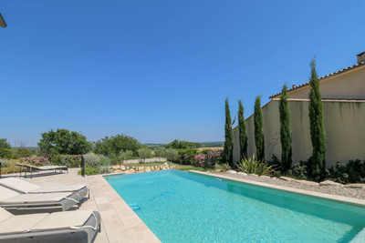 Stunning house with magnificent views, 4 beds, 3 bathrooms. Garage, terrace, private garden, swimming pool.