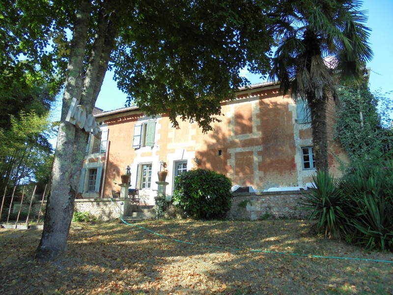 Maison à vendre à Montmoreau-Saint-Cybard, Charente - 495 000 € - photo 1 Maison à vendre à Montmoreau-Saint-Cybard, Charente - 495 000 € - photo 1
