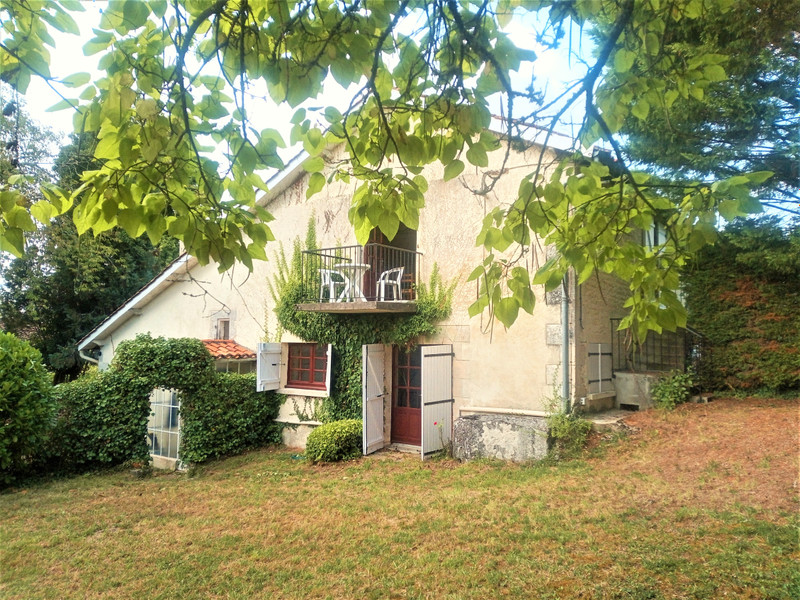 Maison à vendre à Montmoreau, Charente - 215 053 € - photo 1