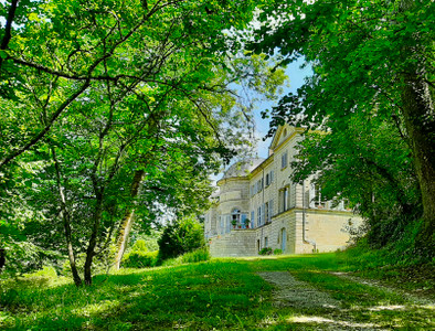 Château XVIII classé MH style néo-classique rénové en Dordogne